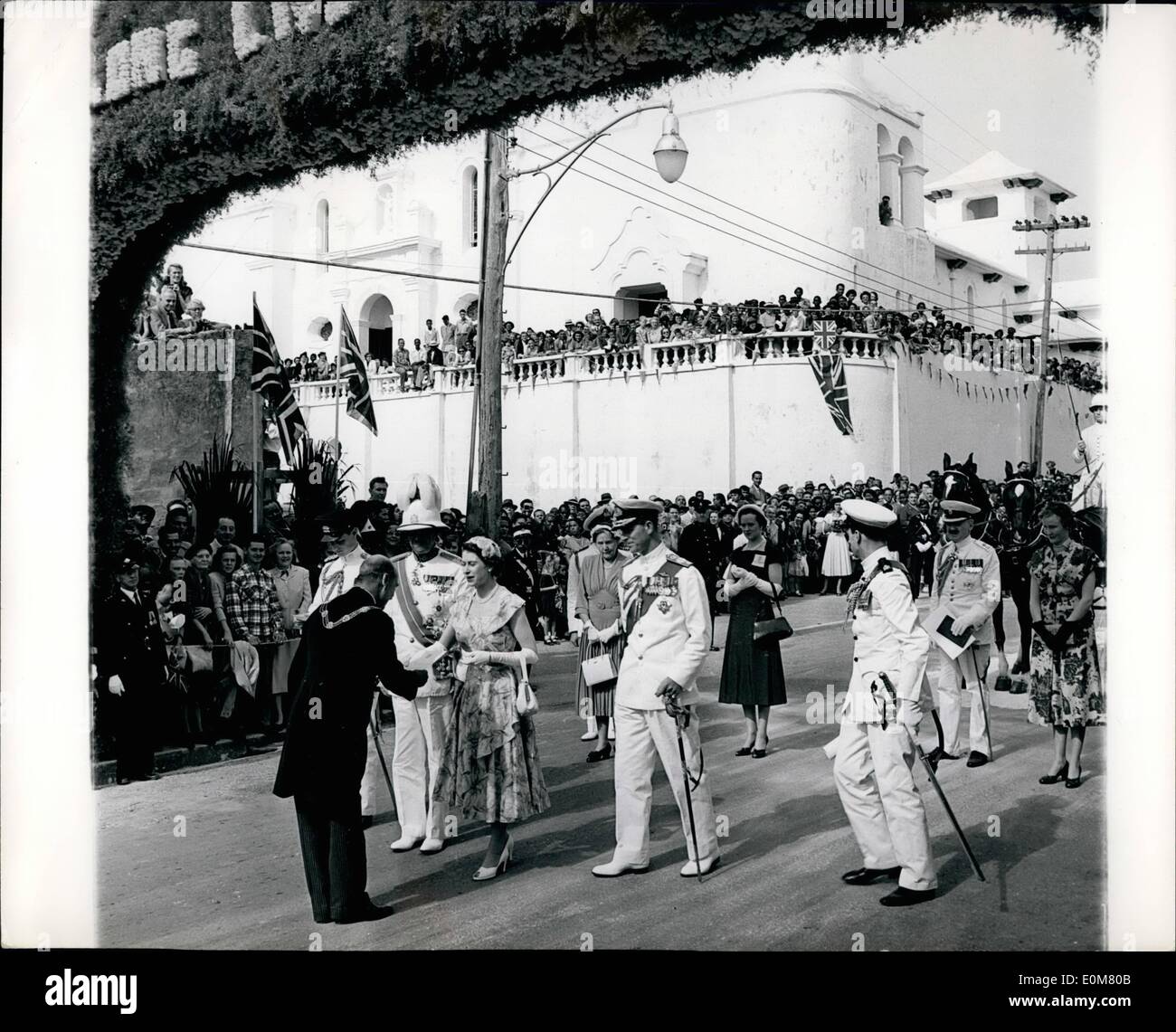 Nov. 27, 1953 - 27-11-53 Regina di Hamilton, Bermuda. Visite Casa di assemblaggio. Keystone Foto Mostra: La scena come H.M. La regina accompagnata dal Duca di Edimburgo e il Governatore Sir Alexander cofano è introdotto a personalità che comprendeva il Sindaco, all'arrivo presso la casa di assemblaggio, Hamilton, Bermuda. Foto Stock