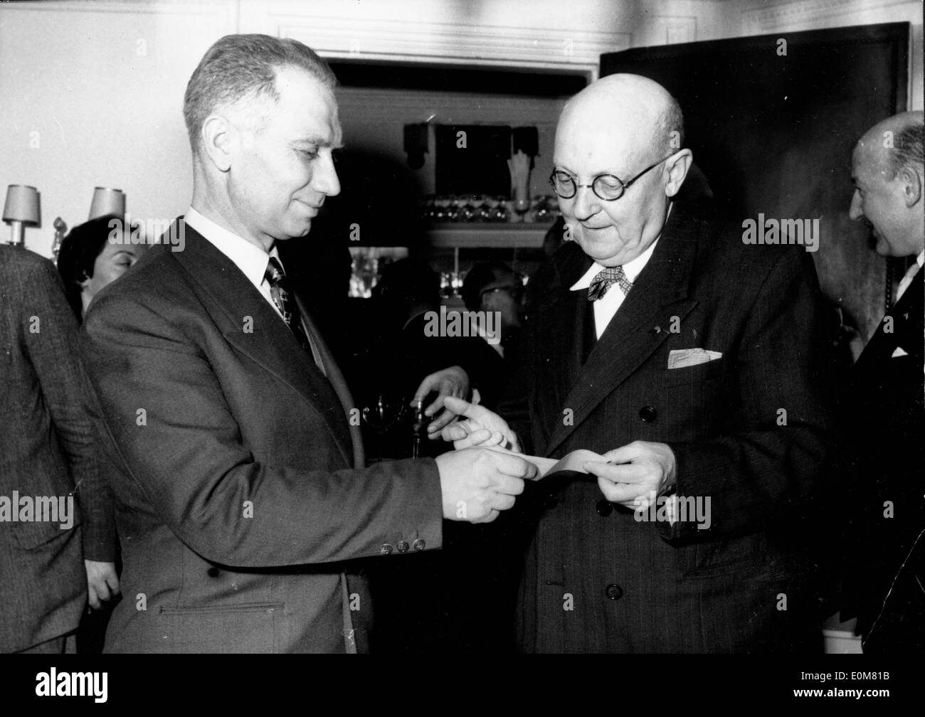 Il romanziere Georges Duhamel fornisce un controllo a Tom Etienne la società Cattin Foto Stock