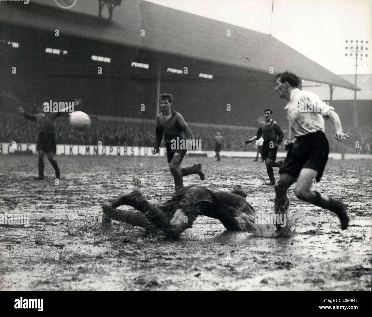 13 gennaio 1954 - F.A. Riproduzione terzo turno coppa. Spurs contro Leeds giocando nel . Foto mostra scena nel fango mentre Bennett il Tottenham dentro a destra prende un colpo al gol e Scott il portiere di Leeds colma per la palla durante la partita sul campo bagnato dalla pioggia a White Hart Lane questo pomeriggio. Foto Stock
