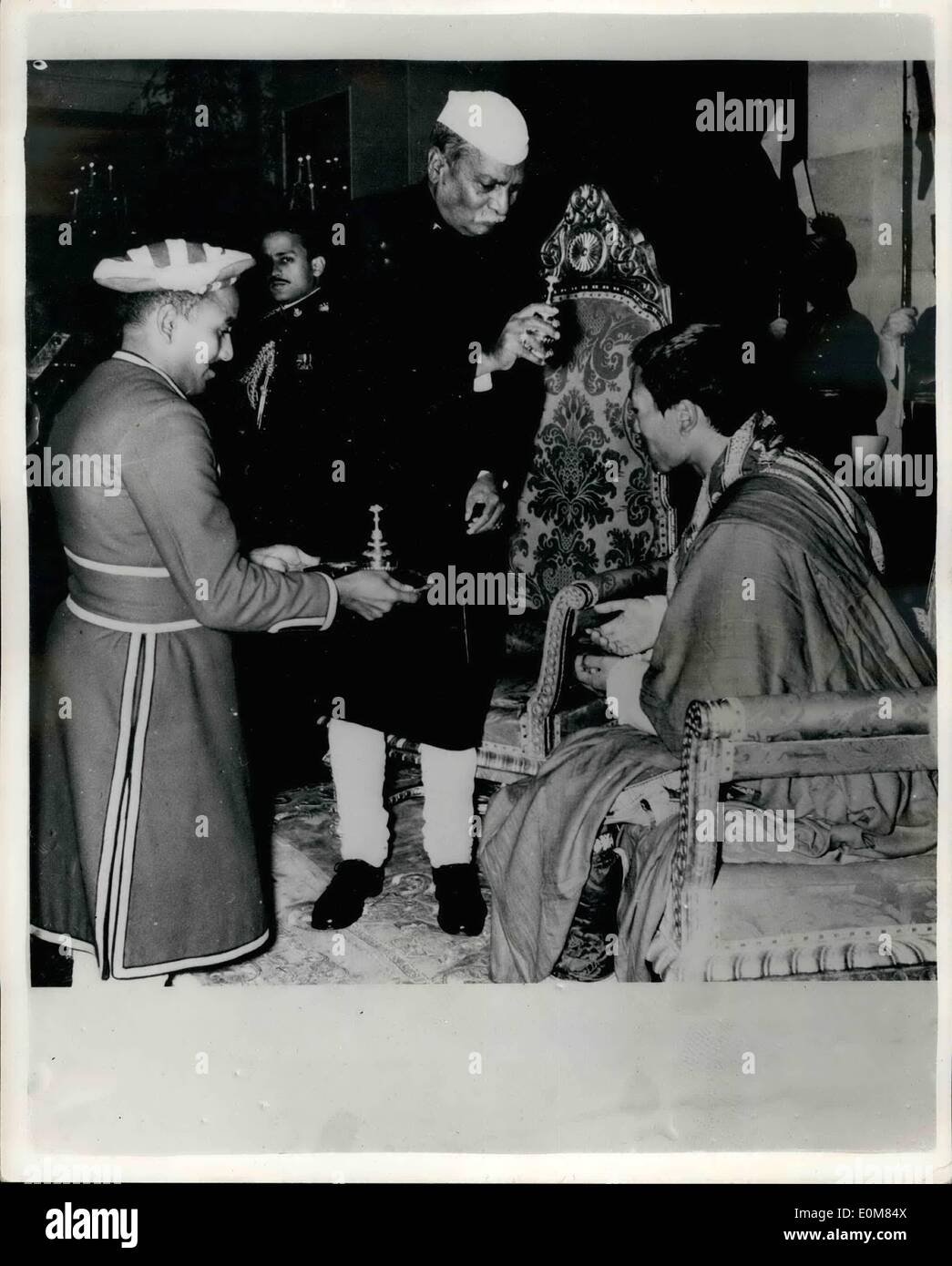 Gen. 16, 1954 - 16-1-54 Il presidente riceve i suoi ospiti. Maharajah presenta uno scialle. Il Maharaja del Bhutan con il Maharani recentemente pagato una visita di Stato a New Delhi in cui essi erano stati ricevuti con la tipica cerimonia indiana, il consueto presenta scambiate. Il Presidente della Repubblica indiana, il dottor Rajendra Prasad ha presentato il Maharaja con il tradizionale Ã¢â'¬ËoePan' e il Maharaja ha presentato il Presidente con un bellissimo scialle. Keystone foto mostra: Dr. Rajendra Prasad il Presidente indiano spruzza acqua di rose sul Maharajah durante la cerimonia che si terrà a Nuova Delhi. Foto Stock