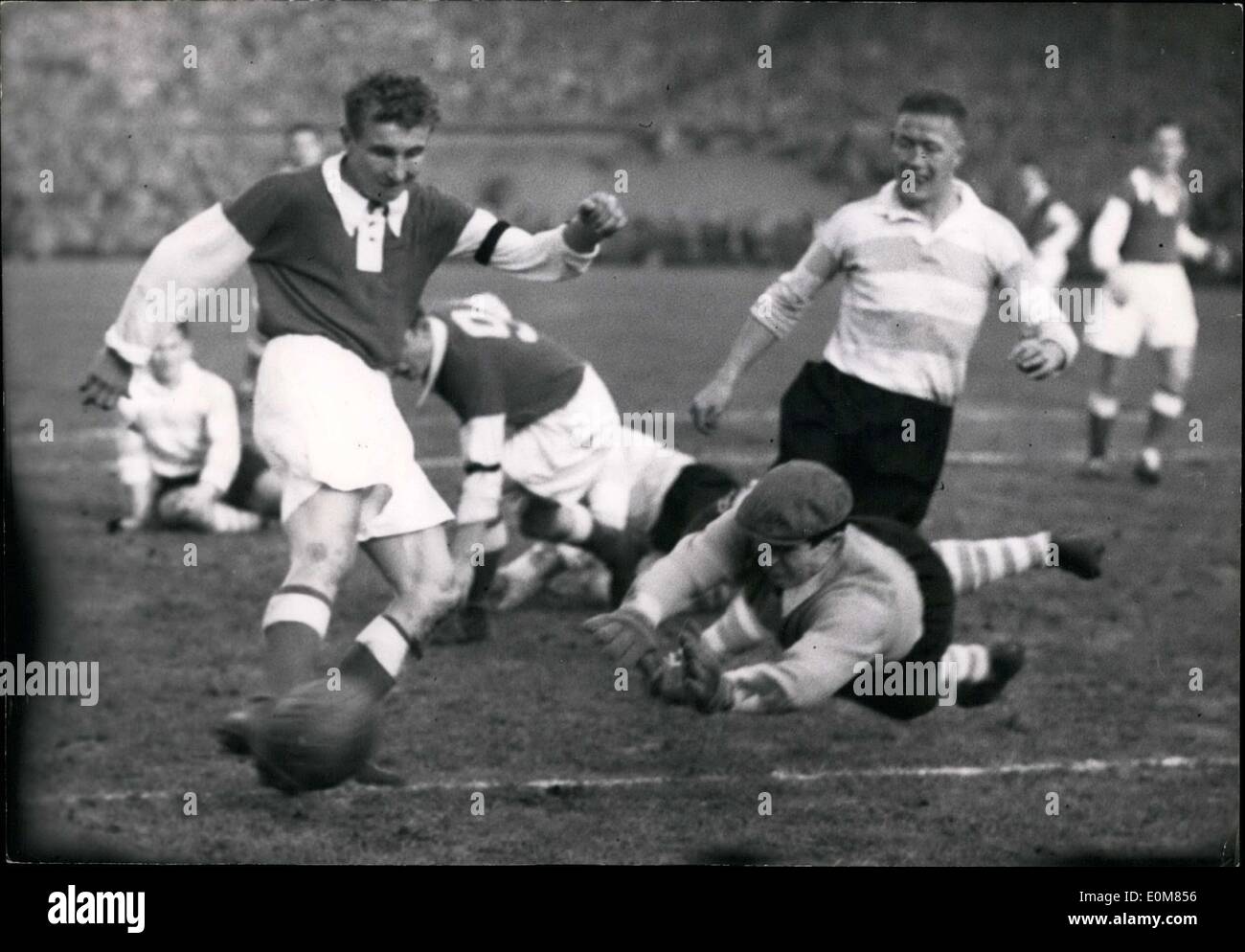 Gen 17, 1954 - Reims beat Racing da 6 a 2. Dubreucq è dietro Pavois nell'immagine.P Foto Stock