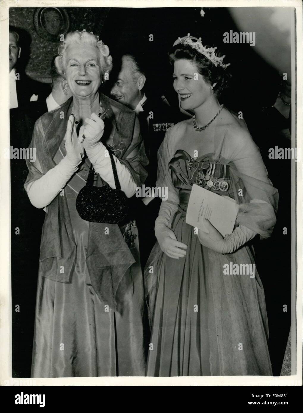 Il 12 Dic. 1953 - Lady Churchill assiste Premio Nobel presentazione di Stoccolma. La foto mostra la signora Churchill con la figlia della sig.ra Foto Stock