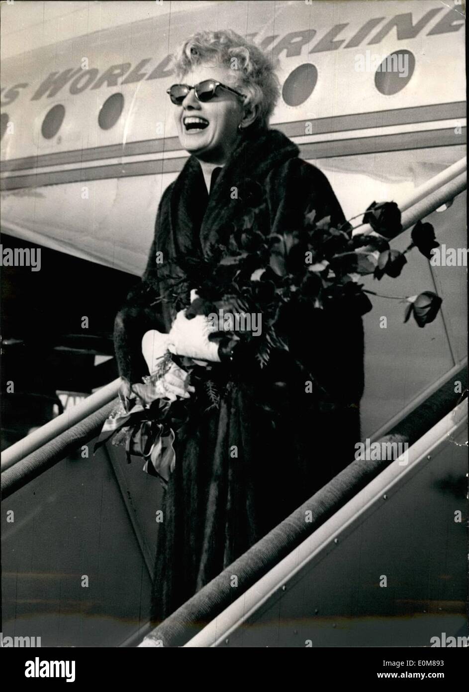 12 dicembre 1953 - Shelley Winter arriva a Parigi in rotta verso la Riviera: La famosa star americana Shelley Winter atterra oggi all'aeroporto di Orly. Shelley Winter che si è esibita con Alan Ladd in play girl'' è in viaggio per riviera An to Gena dove reciterà in un film italo - americano ''Mambo' Foto Stock