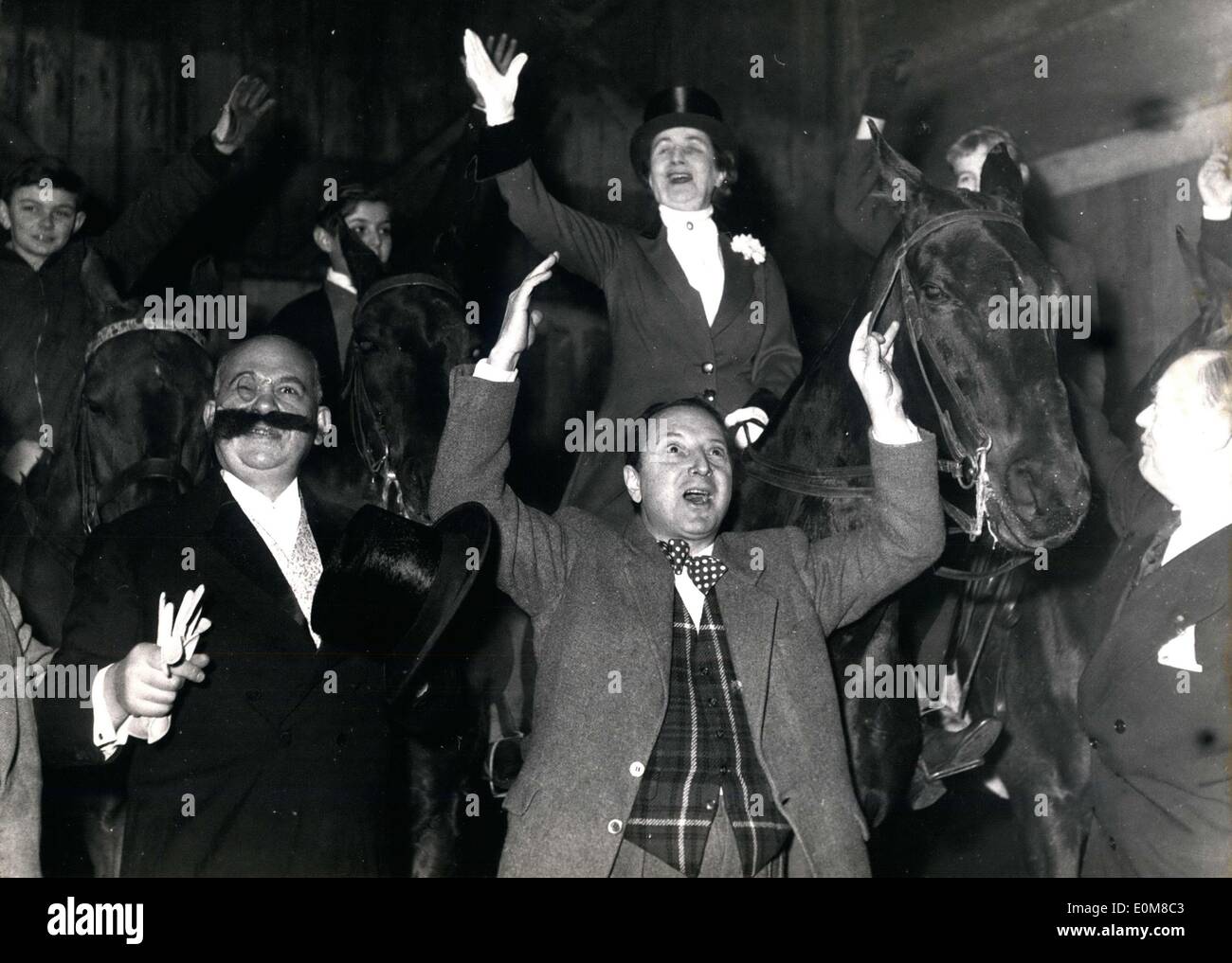 Gen 29, 1954 - Uomini celebrando Cavallo di Razza Win nuova Accademia Foto Stock