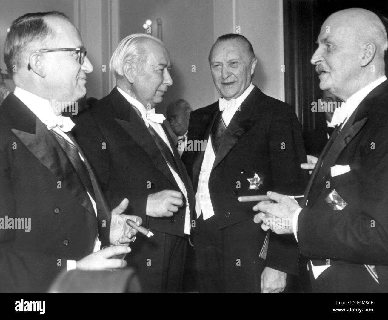 Konrad Adenauer e altri ad un ricevimento a Villa Hammerschmidt Foto Stock