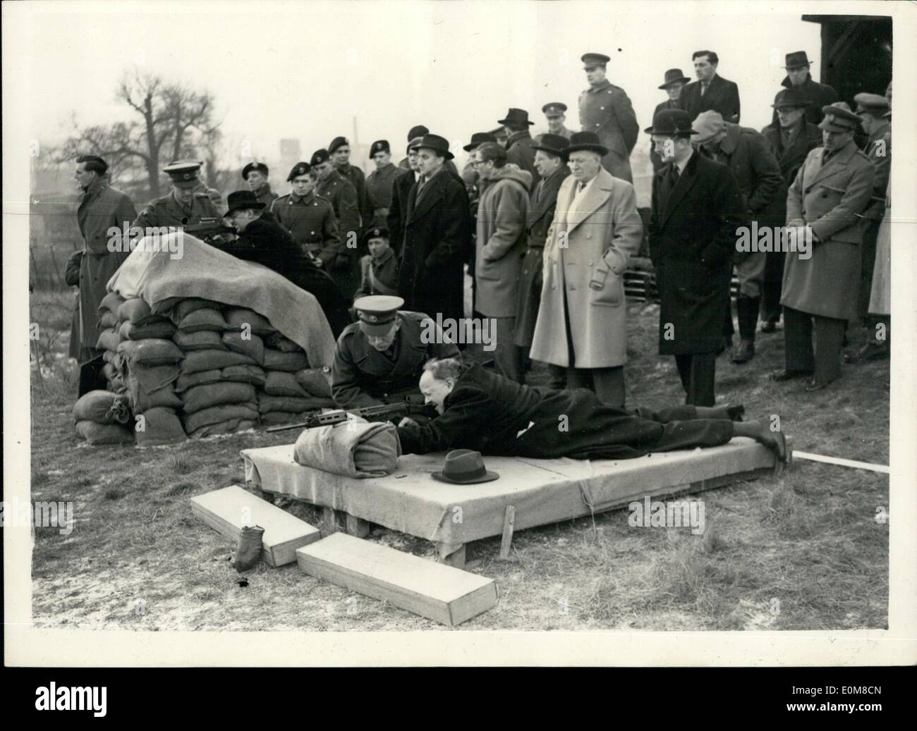 Febbraio 02, 1954 - p.f. di testare il nuovo fucile belga. Un certo numero di p.f. erano invitati dall'Ufficio di guerra a fuoco il nuovo fucile belga F.N. O.30, l esercito gamma al Mill Hill oggi. Keystone Mostra fotografica di:- il Sig. Jack Jones, p.f. per Rotherham, (in posizione sdraiata), e il sig. Ian Harvey, p.f. per Harrow est - Provate il nuovo fucile, guardato da altri p.f. di Mill Hill oggi. Foto Stock