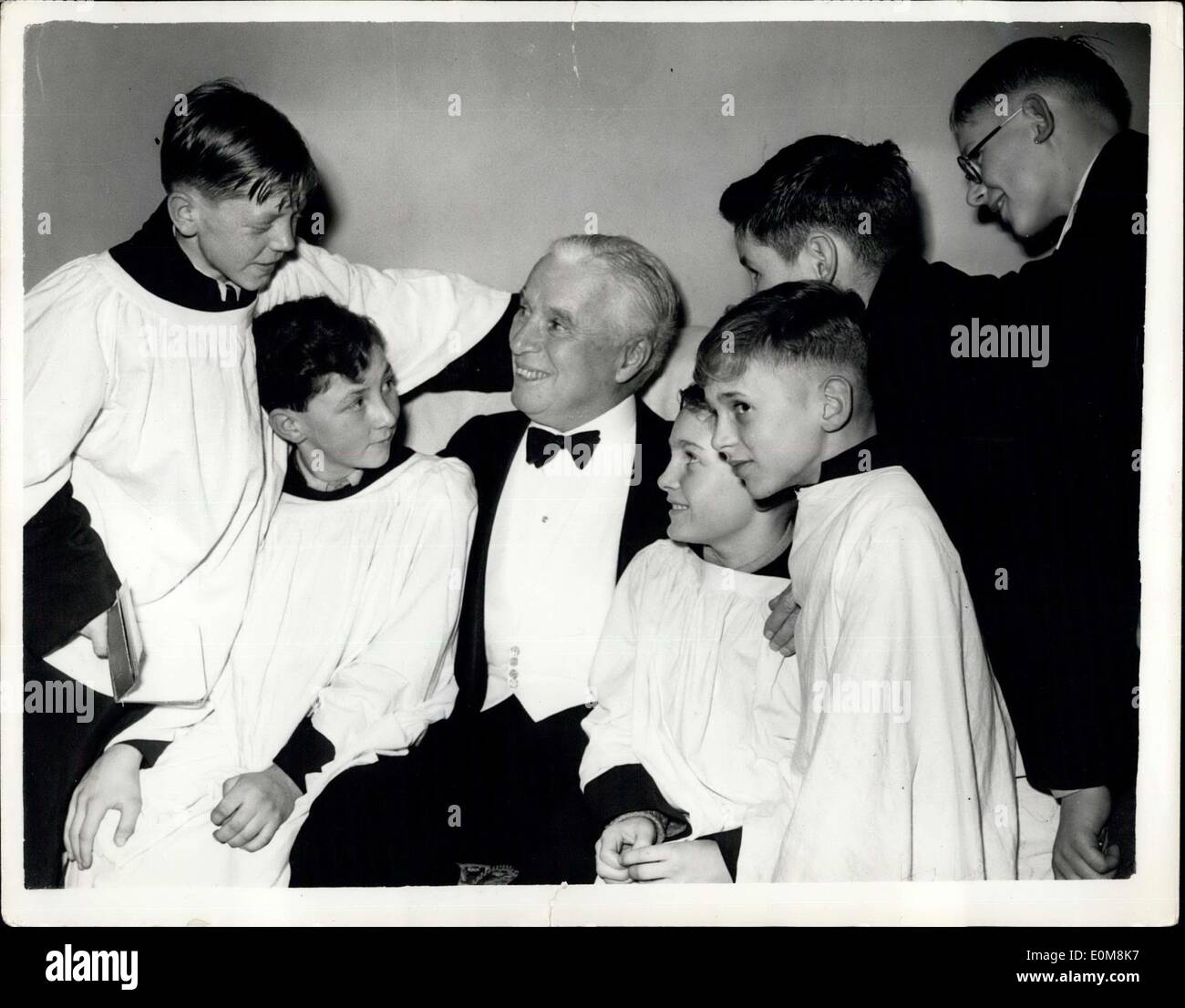 Dic. 14, 1953 - Charlie Chaplin ed il coro ragazzi ... Palla di carità a Londra: Charlie Chaplin è stato un ospite a sfera mantenuta a teh Cafe de Paris ultima serata a favore della British e Impero Cancer Research Campaign. La foto mostra una parte del coro dei ragazzi che hanno partecipato alla sfera-chat a Charlie Chaplin circa la sua proposta di nuovi film-per i quali charlie ha detto che egli può volere ''probabile ragazzi''. Foto Stock