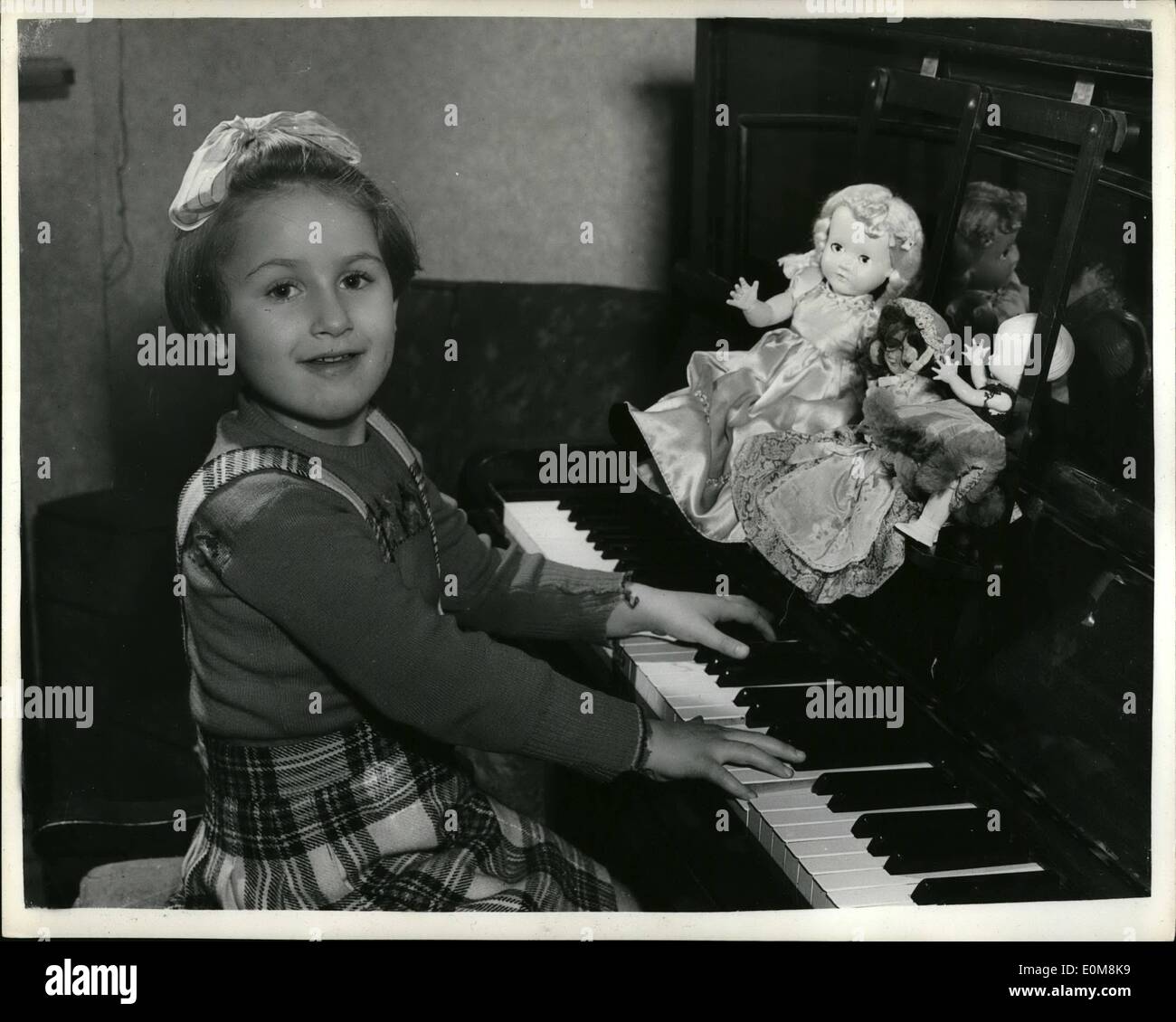 Dic. 15, 1953 - 15-12-53 bambino prot&eacute;g&eacute; per giocare a Parigi. Cinque anni di Danielle picco, di Tottenham, un bambino prot&eacute;g&eacute; il pianista, che ha suonato brani con un dito di una mano prima di lei era di diciotto mesi, è stato scelto di giocare a una serie di concerti di beneficenza in Parigi a partire il 27 dicembre. Keystone mostra fotografica: 5 anni di Danielle picco, visto al pianoforte presso la sua casa la notte scorsa. Danielle ha composto oltre 50 pezzi di musica per data. Foto Stock