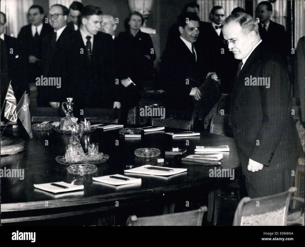 Febbraio 02, 1954 - Molotow è guardare i preparativi nell'ambasciata sovietica per il primo giorno della conferenza nel settore orientale di Berlino. Foto Stock