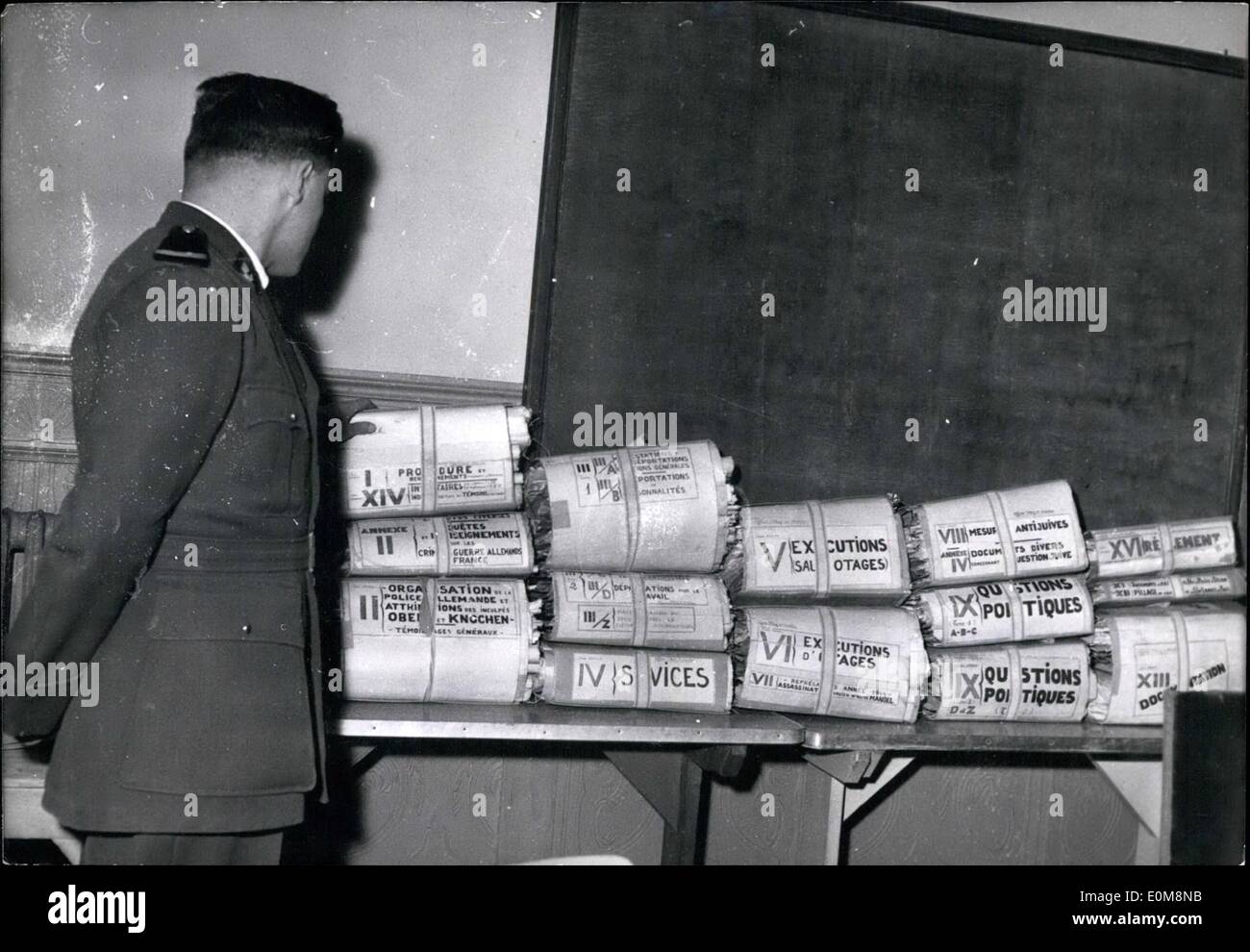 Febbraio 02, 1954 - Generale Oberg va in prova:enormi cumuli di fascicoli raccolti durante i 9 anni di inchiesta e che ora sarà utilizzato durante il periodo di prova di U.S Oberg generale e il suo assistente Knochen. Foto Stock