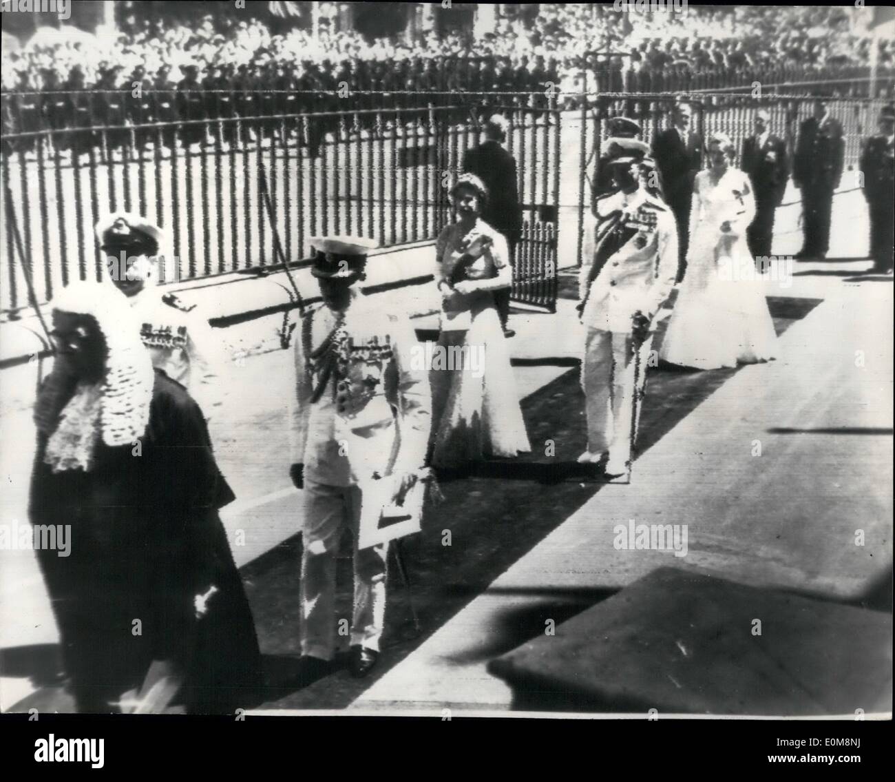 Febbraio 02, 1954 - La prima apertura reale del Parlamento a Sydney: H.M. La Regina ha aperto la terza sessione del 37th. Nuovo Galles del Sud membro del Parlamento. È stata la prima occasione in cui il sovrano è stato in grado di aprire una sessione di un Parlamento australiano. La cerimonia si è svolta nella piccola bianco-walled Consiglio legislativo di Sydney. La foto mostra il leader della processione in parlamento è W.E. Dickson, Presidente del Consiglio legislativo, seguita da Michael Parker (sinistra) Michael Adeane, (segretario privato della regina) H.M. della Regina, il Duca di Edinburg, folled da Lady Edgerton. Foto Stock