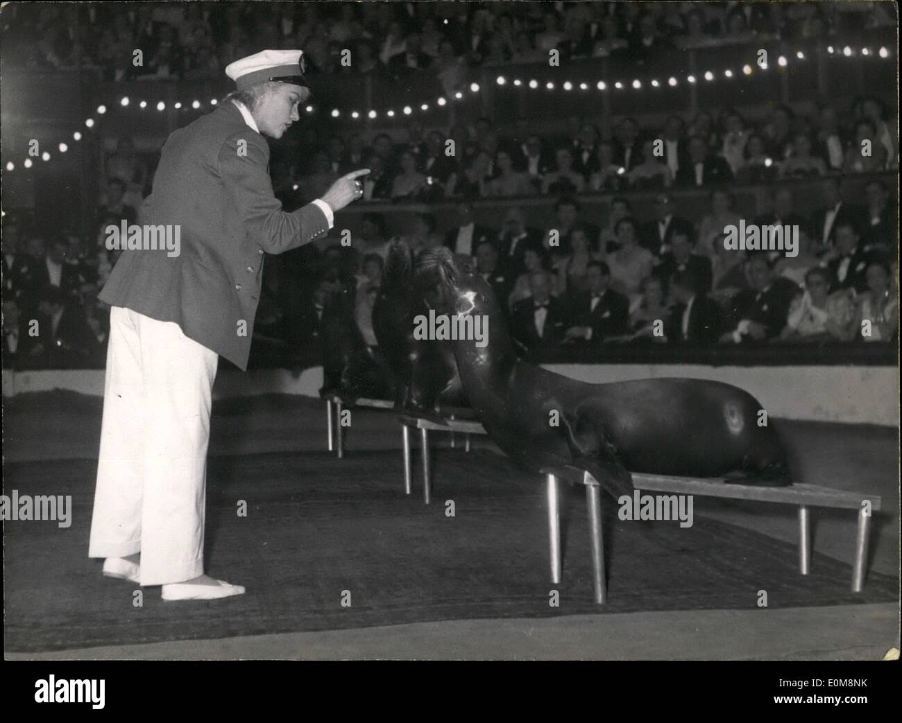 Febbraio 02, 1954 - Gala Benefico di artisti francesi: Isa Miranda fa un colpo con esecuzione di guarnizioni di tenuta: Isa Miranda, Sen Star, scatti H Foto Stock