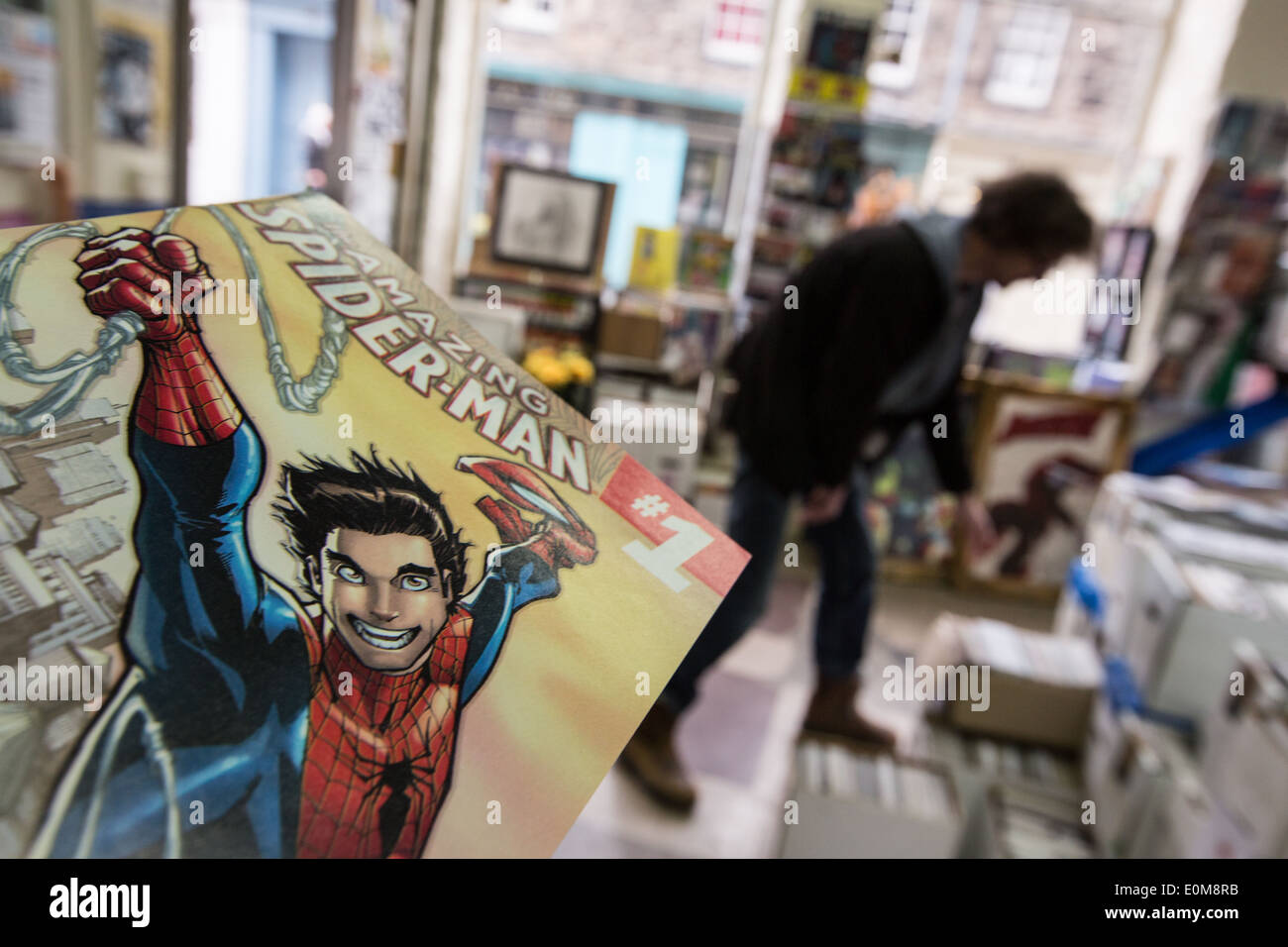 Far eseguire una corsa a vuoto a negozio di fumetti in Candlemaker Row, a Edimburgo, Scozia Foto Stock