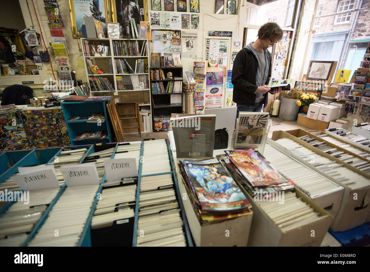 Far eseguire una corsa a vuoto a negozio di fumetti in Candlemaker Row, a Edimburgo, Scozia Foto Stock