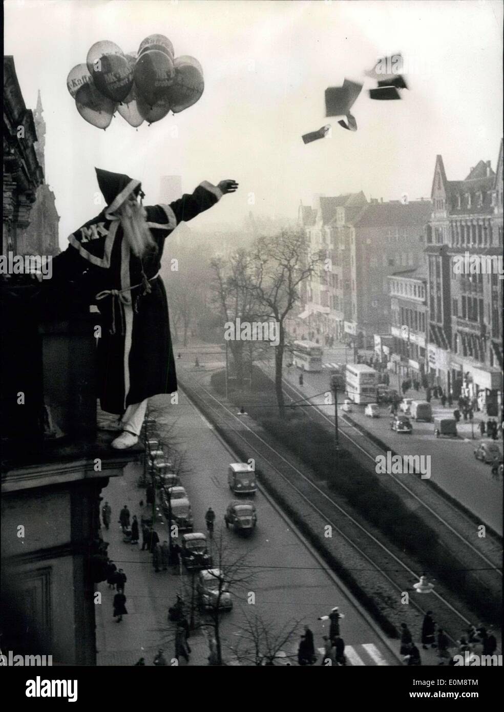 21 dicembre 1953 - dadi e mele dal cielo.: sono stati gettati ieri in giù da un edificio vicino a Kurfürstendamm di Berlino da un artista tedesco, chiamato ''Klettermax'' arrampicata (Max). La ragione per questo divertente pre-evento di Natale è stata la pubblicità. Foto Stock