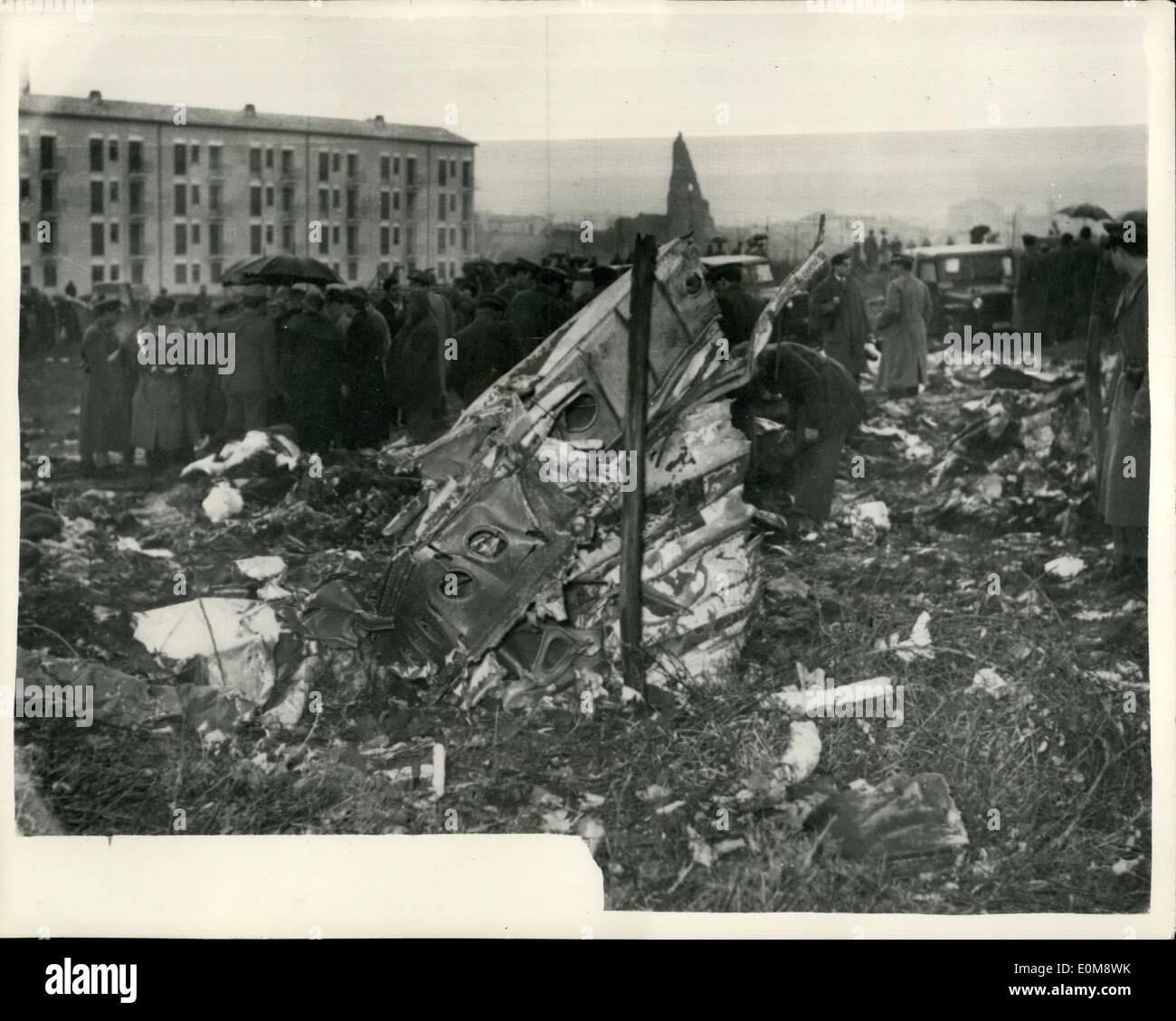 Gen 01, 1954 - Londra legato aereo di linea colpi fino, 16 uccise: un quattro propulsori Cloudmaster aereo di linea su un percorso da Beirut a Londra, si è schiantato oggi nella periferia di Roma. L'aereo di linea si stava preparando ad atterrare a Roma Ciampino. Come Cloudmaster guidato per Ciampion, i suoi due motori porta preso fuoco. Il piano era di 60 ft. Fino quando è esplosa e sfolgorante relitto gettato a terra in Borgata Gardiani distretto. La parte principale è atterrato sulla massa di rifiuti entro 100ft. La foto mostra il relitto dell'aereo di linea visto dopo il crash nella periferia di Roma Foto Stock