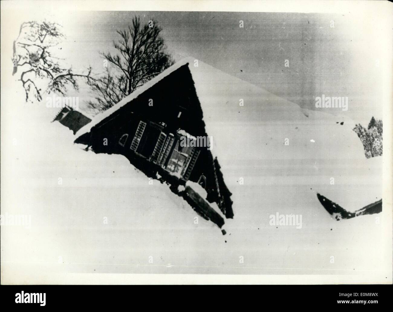 Gen 01, 1954 - Villaggio di Blons sepolta dalle valanghe: almeno 140 persone hanno perso la loro vita in valanghe che hanno spazzato l'Austria. Il peggior disastro è stato segnalato dal grande valle Walser nel Vorarlberg, dove tutto il villaggio di Blons fu sepolto bu due contro le valanghe. La foto mostra foto appena ricevuto dal filo, mostra una casa sepolta sotto la neve dopo le valanghe a Blons. Foto Stock