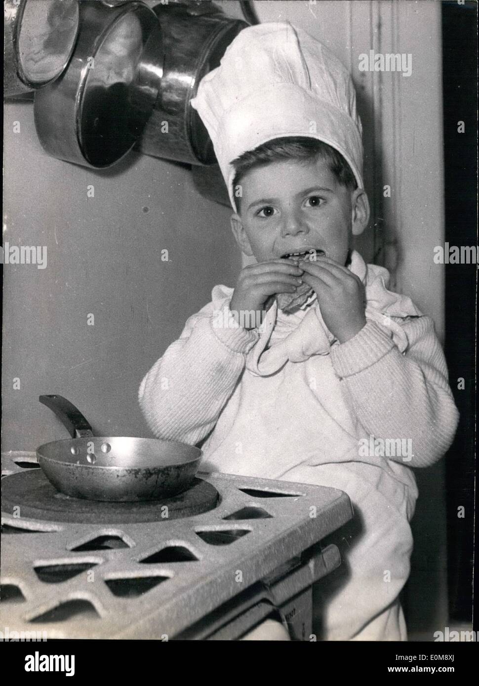 Gen 01, 1954 - Pronti per candele: dopo aver guardato Mammy facendo le frittelle, poco Francois ha una prova. Grembiule bianco e lo Chef's cofano lo rendono simile a un vero e proprio cuoco. Foto Stock