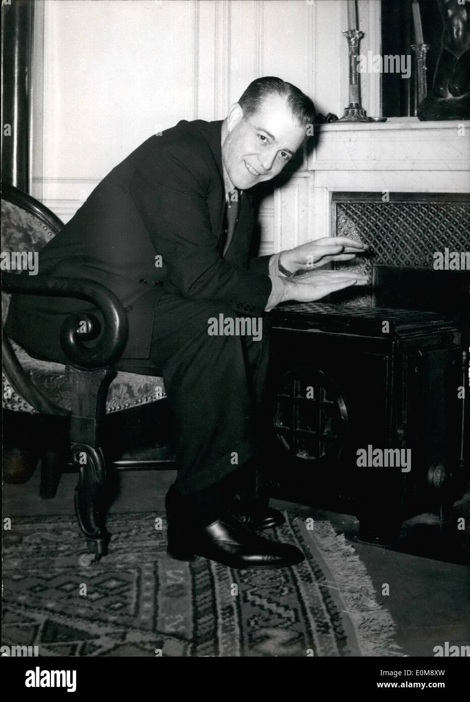 Gen 01, 1954 - Questo anziano gentiluomo è stata ... Ben Hur. Ramon Navarro la famosa stella del 'silenzio' film è visto qui in una Parigi Hotel riscaldando le mani. Egli è il suo modo per l'Italia. Foto Stock