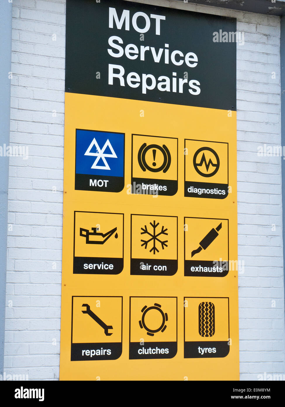 MOT Servizio riparazioni simboli sulla parete del garage UK Foto Stock