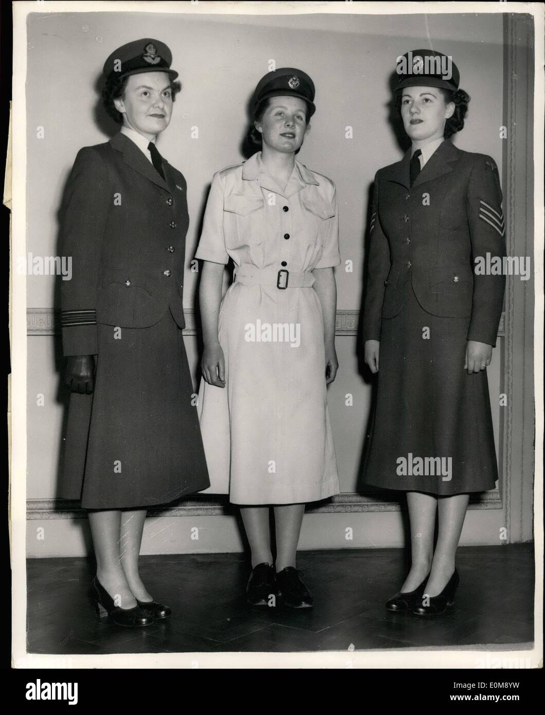 Febbraio 02, 1954 - Nuovo W.R.A.F. Uniforme per la casa e all'estero: nuovo design per il n. 1 Home vestire uniformi per entrambi gli ufficiali e airwomen delle donne del Royal Air Force è stato ora approvato e un nuovo abito tropicali è stato progettato per rilevare tracce di usura da tutti i ranghi in climi tropicali. Il design della presente n. 1 abito per ufficiali e airwoman del W.R.A.F. è, con l'eccezione del mantello basato sul servizio abito della R.A.F. Le nuove divise sono state progettate dal sig. Foto Stock