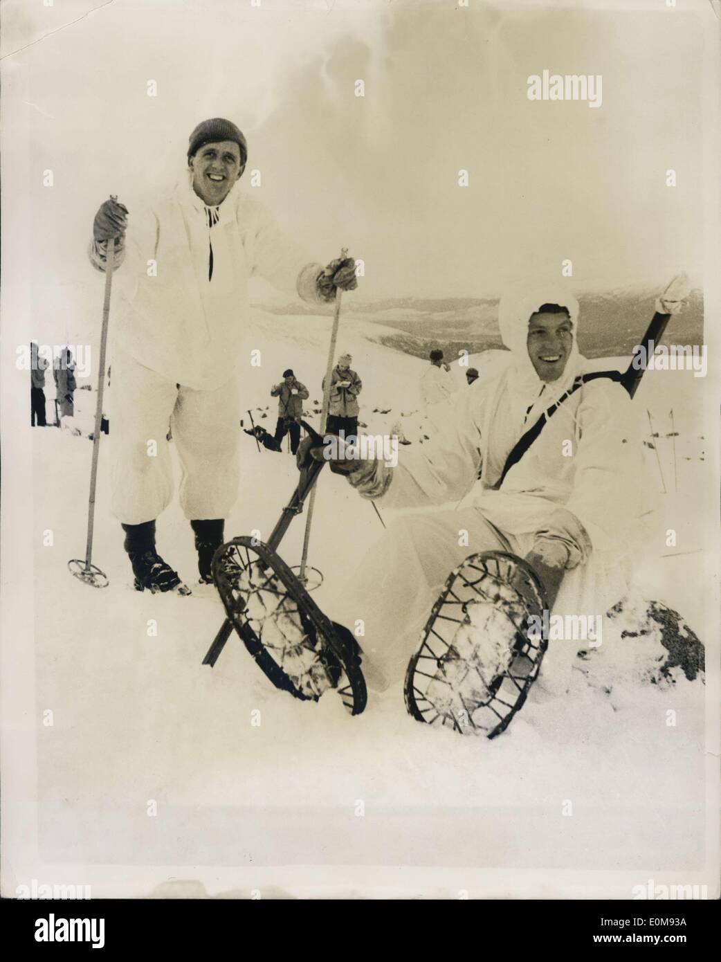 Febbraio 12, 1954 - Royal Marine Commando subiscono ''Arctic" Corso di formazione nelle Highlands Scozzesi.: Londra e Chatham Royal Marine Commando stanno subendo un '"survival training'' corso sotto zero temperature sulla sommità dei Monti Cairngorm vicino Invernses. L'uomo frequentando il corso speciale sono la pratica warfers neve alta sul gelido 4.000 piedi picchi in venti che può raggiungere più di 70 miglia all'ora. Essi stanno trascorrendo notti sulle montagne in snow buchi nel terreno e nelle tende, mentre l'apprendimento di navigazione di montagna Foto Stock