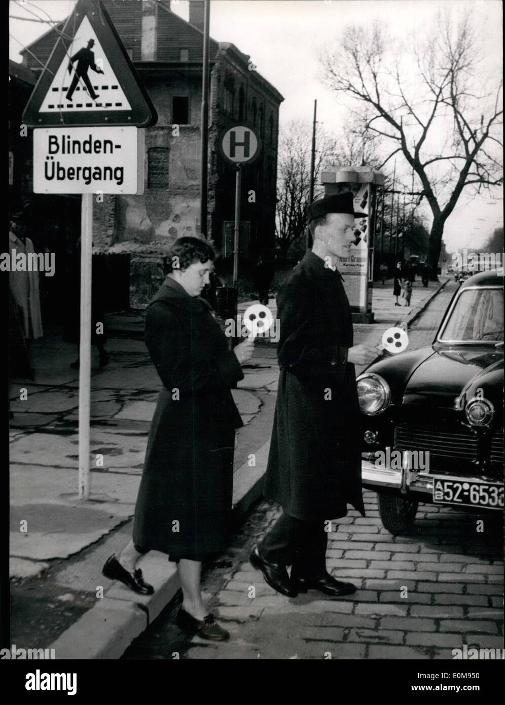 Apr. 04, 1954 - proprie Hand-Signals per persiane: tutte le persiane di Monaco di Baviera che vivono in casa per tende ora ha ottenuto la propria mano-segnale. la mano-segnali sono circa 30 cm su mostra su un giallo rotondo disco tre punti neri. Appositamente non ci è stato dato in corrispondenza di un angolo della casa per tende di un ''strada di attraversamento per persiane'', dopo di che le persiane hanno sempre avuto difficoltà ad attraversare la strada. Foto Stock