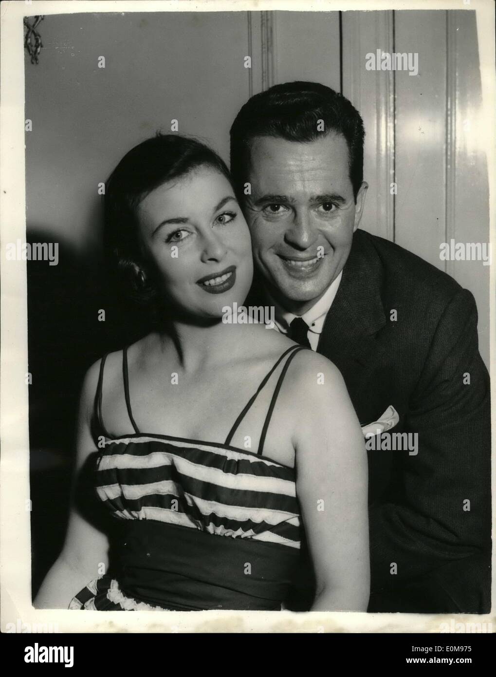 Apr. 04, 1954 - due film di Hollywood Stars arrivarono a Londra oggi a comparire in un film thriller''Tiger dalla coda'',ad essere effettuate a Nettlefold Studios. Sono 24 anni Constance Smith,e Larry Parchi - l' uomo che ha giocato Al Jolson in due immagini, Keystone foto mostra: Larry Parks visto con Constance Smith, al Mayfair Hotel questa sera. Foto Stock