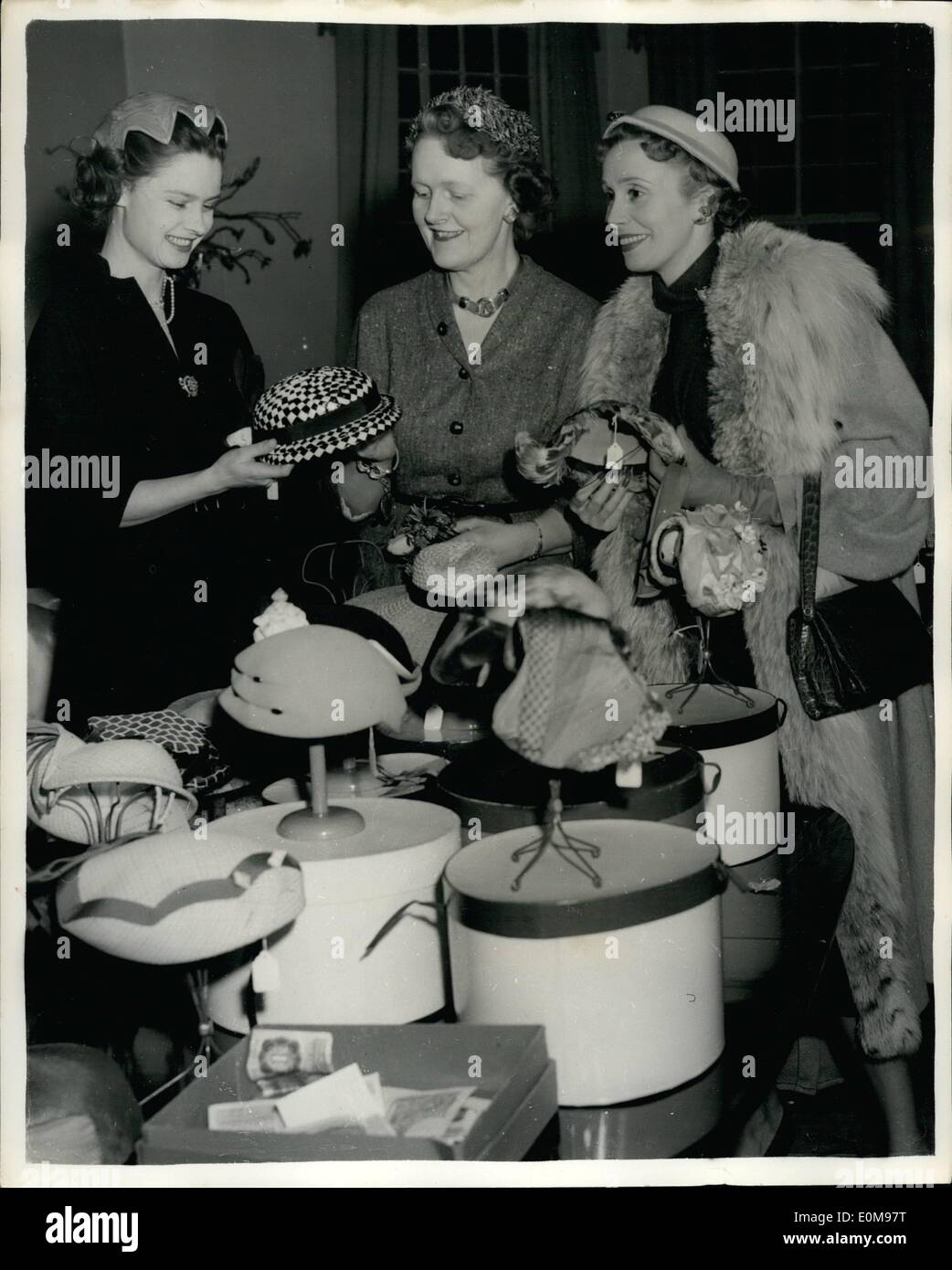 Apr. 04, 1954 - francese attrice cinematografica apre la carità Fiera - una fiera della carità si è tenuta ieri pomeriggio presso la casa della signora Patricia Lennox-Boyd, e che è stato aperto dal film francese attrice, Mila Parley - keystone Phto mostra:- sulla sinistra il Luchess di Rutland che al Presidente, ammirato un in in Fiera. Sulla destra è il francese attrice cinematografica, Mila Parley, che ha aperto la fiera. Foto Stock