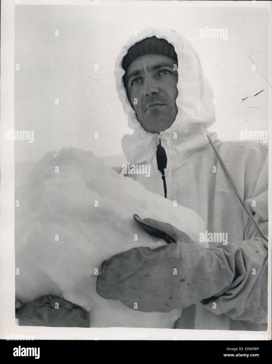 Febbraio 12, 1954 - Royal Marine Commando subiscono ''Arctic" Corso di formazione nelle Highlands Scozzesi.: Londra e Chatham Royal Marine Commando stanno subendo un '"survival training'' corso sotto zero temperature sulla sommità dei Monti Cairngorm vicino Invernses. L'uomo frequentando il corso speciale sono la pratica warfers neve alta sul gelido 4.000 piedi picchi in venti che può raggiungere più di 70 miglia all'ora. Essi stanno trascorrendo notti sulle montagne in snow buchi nel terreno e nelle tende, mentre l'apprendimento di navigazione di montagna Foto Stock