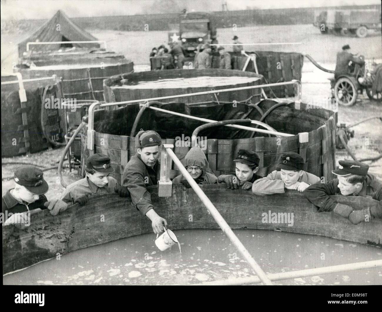 Febbraio 12, 1954 - La città tedesca di Salm?nster vicino Gelnhausen era molto preoccupato per approvvigionamenti di acqua fino a quando le truppe americane prestato loro una mano. Esse un foro e realizzato un bene. Qui raffigurato è un soldato versando il cloro nell'acqua di disinfezione. Foto Stock