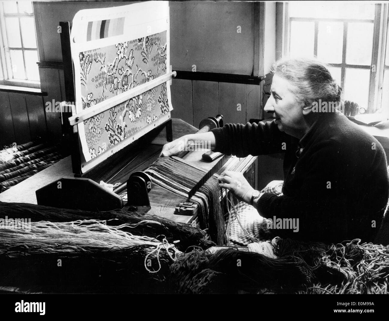 La donna rende solo tappeti fatti a mano Foto Stock