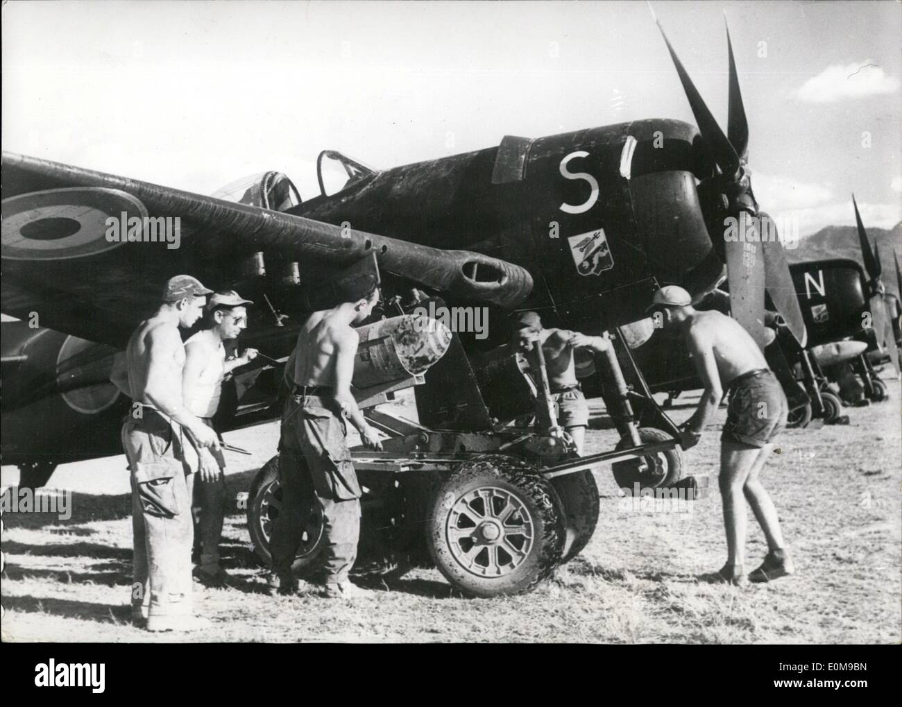 Mar 03, 1954 - Guerra in Indo-China: francese bombardieri di luce sta per decollare da Dien Bien Phu aerodromo. Pesanti combattimenti sta andando in quella zona. Foto Stock