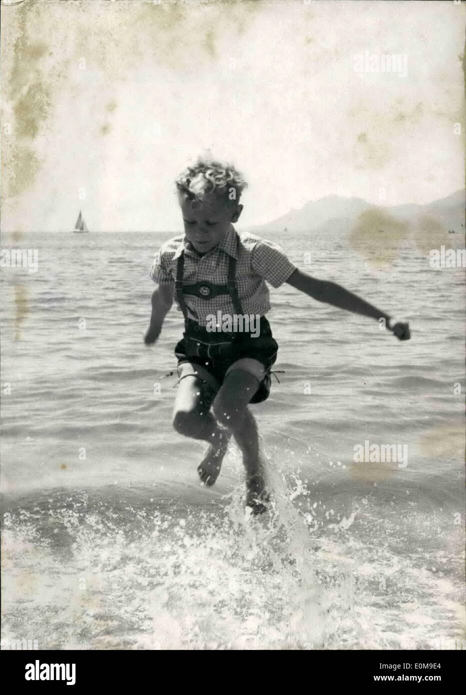 Mar 03, 1954 - ragazzo svedese star al Festival di Cannes: ragazzo svedese attore Kjel Sucksdorff giocando sulla spiaggia di sabbia di Cannes. Egli Foto Stock