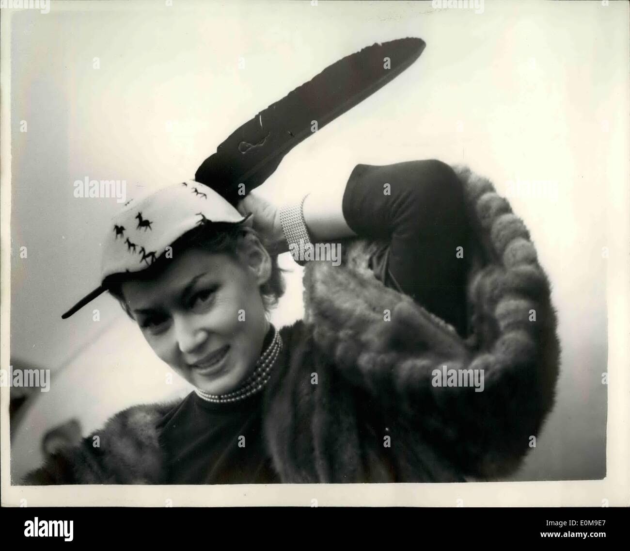 Mar 03, 1954 - ''notizia bomba atomica del argentina'' ARRIVA A LONDRA PELLICCE E PEATHERS... Tra gli arrivi all'Aeroporto di Londra questo pomeriggio è stato TILDA THAMAR - che è conosciuto come il ''notizia bomba atomica del argentina" viaggiò da Parigi ed è per fare il suo primo British picture ''Il Master Plan" opposta WAYNE MORRIS..Tilde ha recitato in film in Germany-Spain e Francia..era nata in entre il riso in Argentina - e parla fluentemente Inglese; Francese; Tedesco; Italiano e Spagnolo. Foto Stock