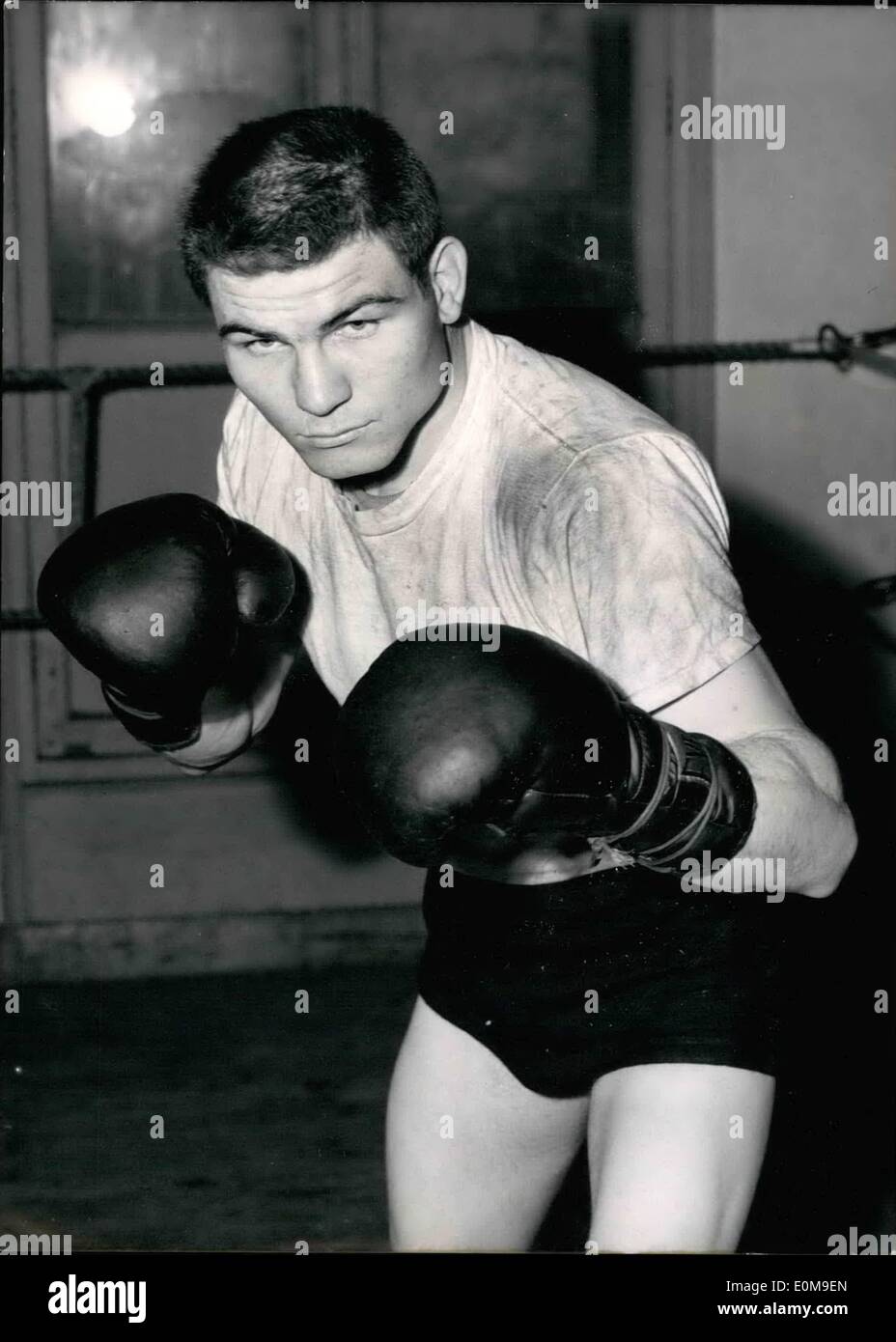 Mar 03, 1954 - Egli è la lotta Charles Humez: American middleweight Carth Panter formazione presso la Salle Oquinarenne, Parigi. Egli è per la lotta contro il francese Charles Humez. Foto Stock