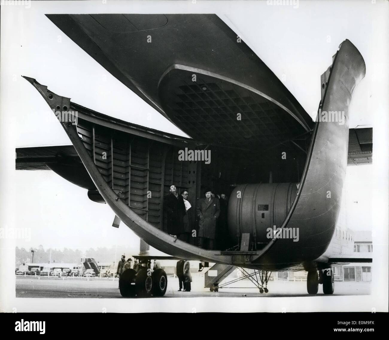 Mar 03, 1954 - Bref sul parafango: rivendicato il più grande del suo genere nel mondo, una nuova British Air Cargo, il Blackburn ''Beverley,'' è considerato particolarmente adatto per il trasporto del bestiame e della carne. Alimentato da quattro motori, Beverley può funzionare da 1.000-cantiere piste, e possibile ''flottazione verso il basso" a terra quasi in elicottero in modo simile. È in grado di sollevare 25 tonnellate, e può essere convertito da un cargo in un passeggero vettore in grado di trasportare 132 passeggeri o può essere utilizzato come entrambi, con la merce sul ponte principale e 40 passeggeri sul ponte superiore Foto Stock