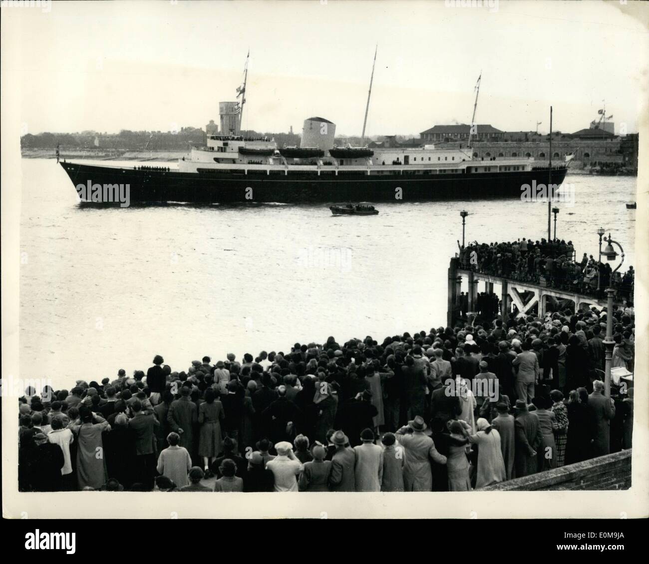 Apr. 04, 1954 - bambini reali lasciare Portsmouth per Tobruk, folle Wave addio. Il principe Carlo e la principessa Anne sinistra Portsmouth a bordo della nuova Royal Yacht Britannia per Tobruk questo pomeriggio per soddisfare i loro genitori, della Regina e del Duca di Edimburgo. Essi si sono visti sfilare dalla Regina Madre e la principessa Margaret. Keystone foto mostra: la scena come la folla immensa onde addio dalla riva a Portsmouth questo pomeriggio in quanto il Britannia sinistra sul suo viaggio a Tobruk con il Royal bambini a bordo. Foto Stock