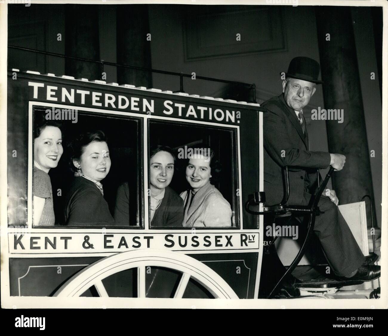 Apr. 04, 1954 - ''Carrello popolare'' mostra presso la stazione di Euston: la regina ha prestato una tabella, parte dell'G.W.R. Royal Berlina del 1874, dalla sua collezione privata al Castello di Windsor per il trasporto Britannici della Commissione ''Carrello popolare'' esposizione che si apre a Euston Station domani (giovedì). La mostra ripercorre l'evoluzione dei trasporti su strada e ferrovia del design attraverso due secoli per mezzo di modelli e di esemplari di pullman e carrozze ferroviarie Foto Stock