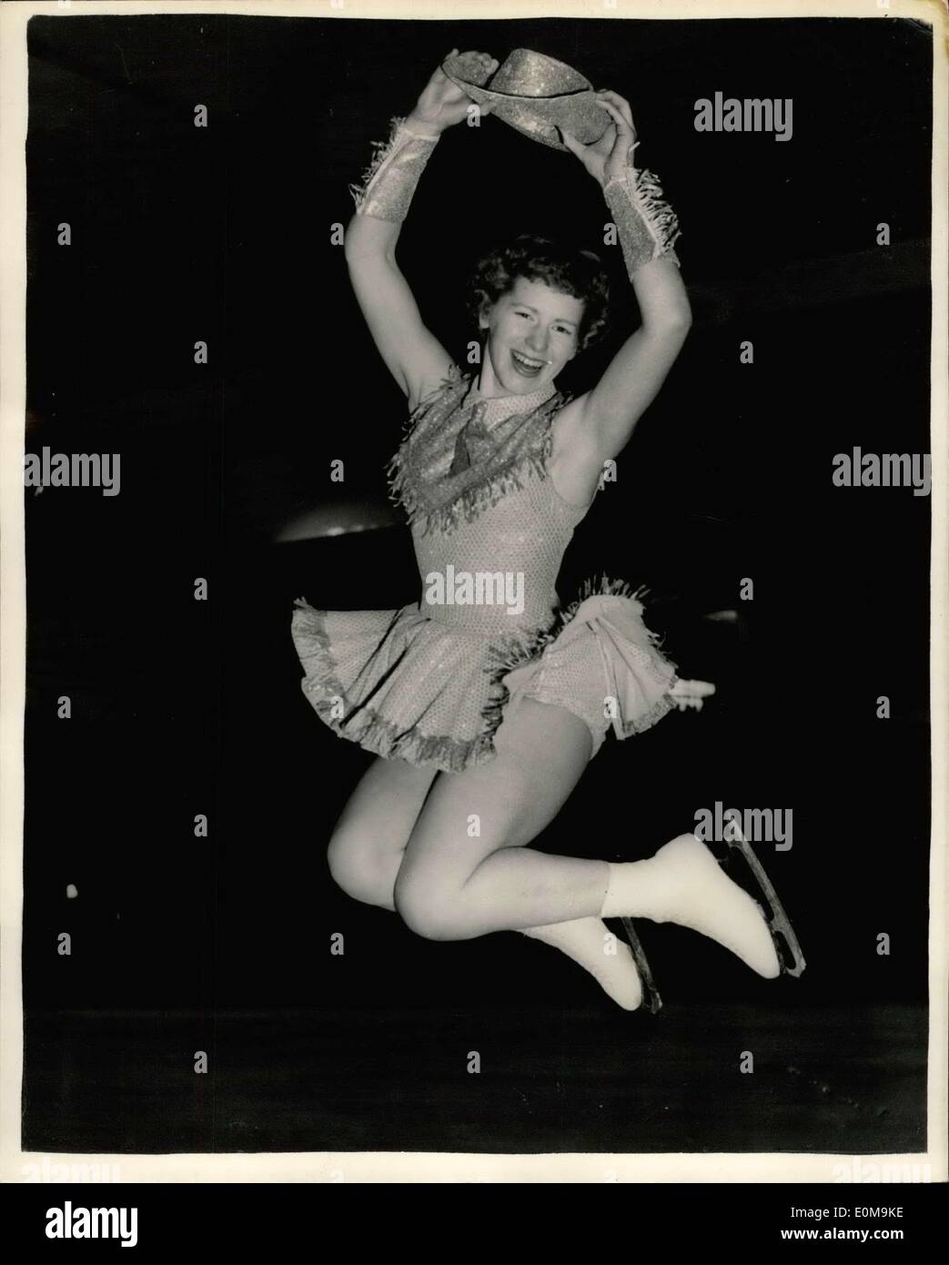 Apr. 07, 1954 - Preparazione per la televisione ice-tempo, Andra la cowgirl. foto mostra: Andra McLaughlin visto indossare la sua co Foto Stock