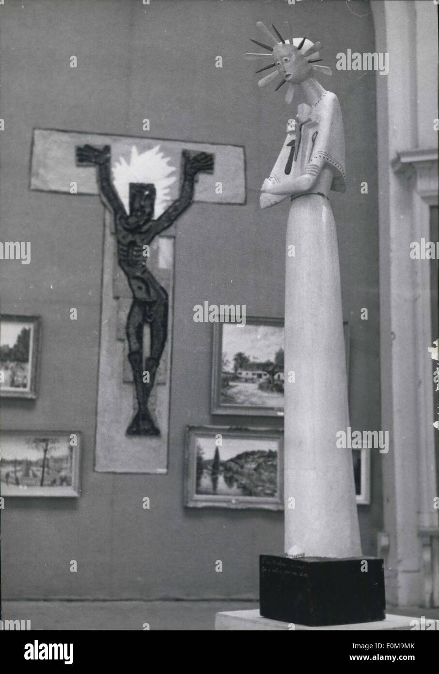 Apr. 14, 1954 - ''Independents'' presentano dipinti e sculture. Si tratta di un'idea dell'artista di ''l'piangendo donna" (con Cristo in background). Una delle sculture visto all'annuale mostra d'arte del ''Independents'" ora che si terranno presso il Grand Palais di Parigi. Foto Stock