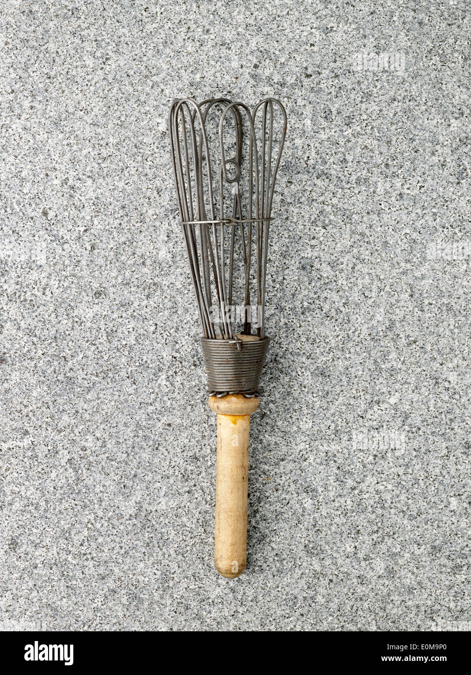 Vintage cioccolata calda mescolando con una frusta con manico in legno Foto Stock