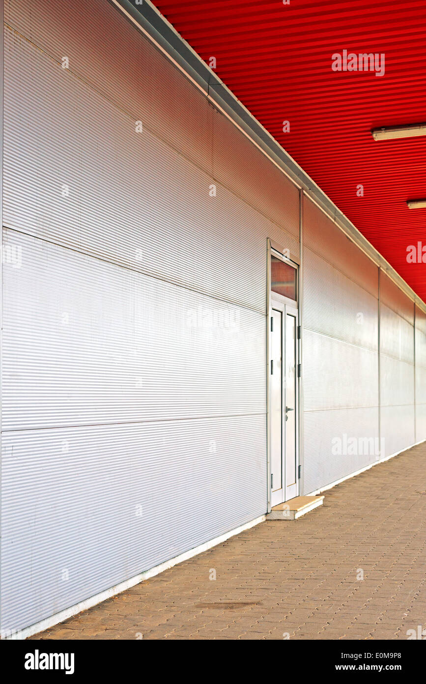 Supermercato porta posteriore. retail e il consumismo concetto. Architettura moderna. Foto Stock