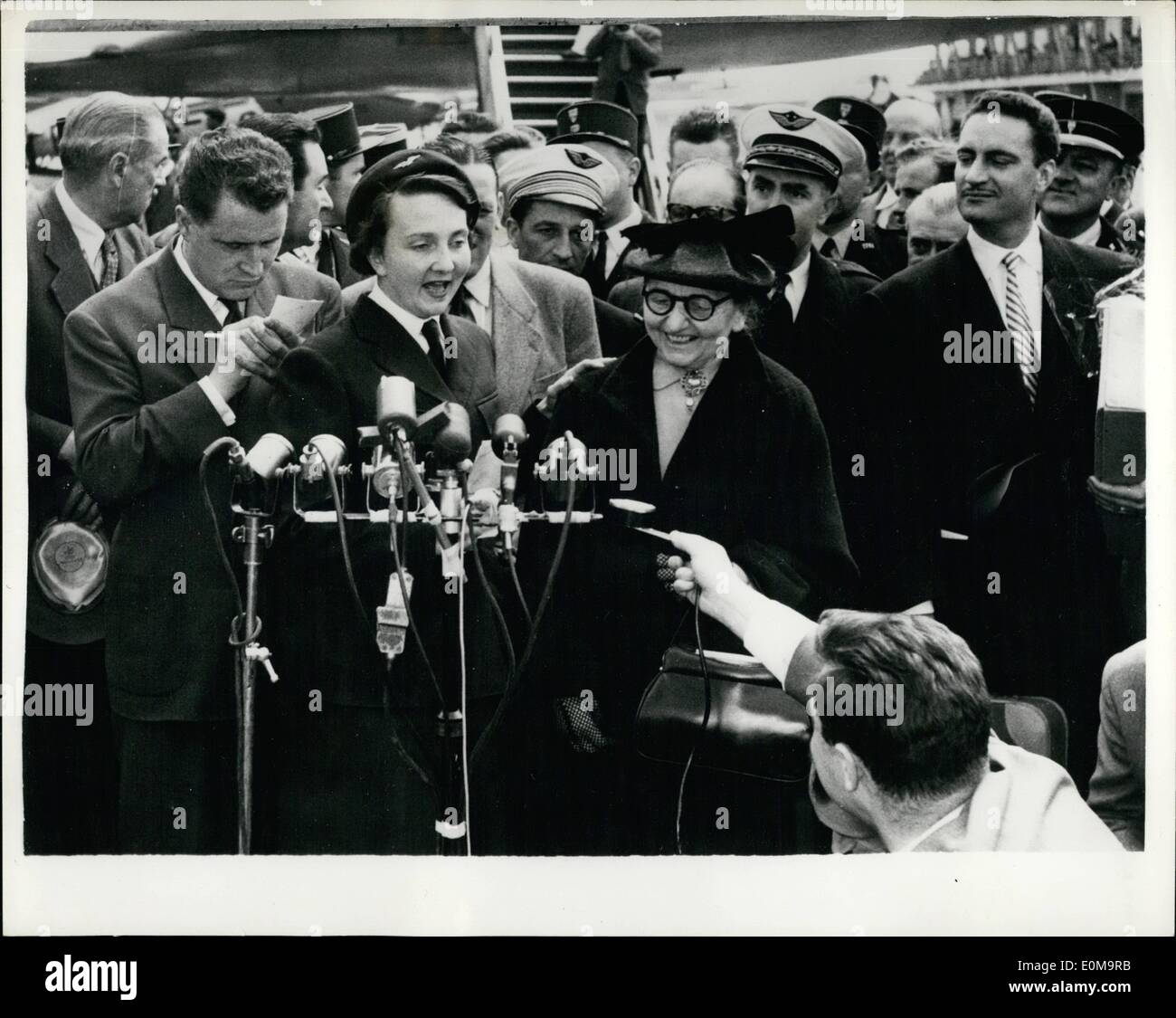 Mar 03, 1954 - ''Angelo di Dien Bien Phu'' arriva a Parigi.: Mlle Genevieve De Galard-Terraube, l'eroina della battaglia di Dien Bien Phu - Arrivato a Parigi oggi. Mostra fotografica di mlle Genevieve De Galard-Terraube, parla nel microfono con l'arrivo a Orly Airfield oggi. Accanto a lei è la madre. Foto Stock