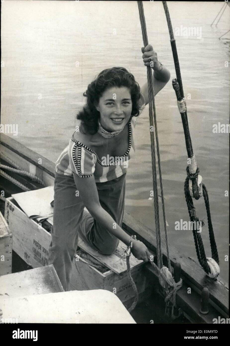 Mar 03, 1954 - World's schermo stelle al Festival di Cannes: Lise Bourdin francese star dello schermo sul ponte della sua barca nel porto di Cannes. Foto Stock