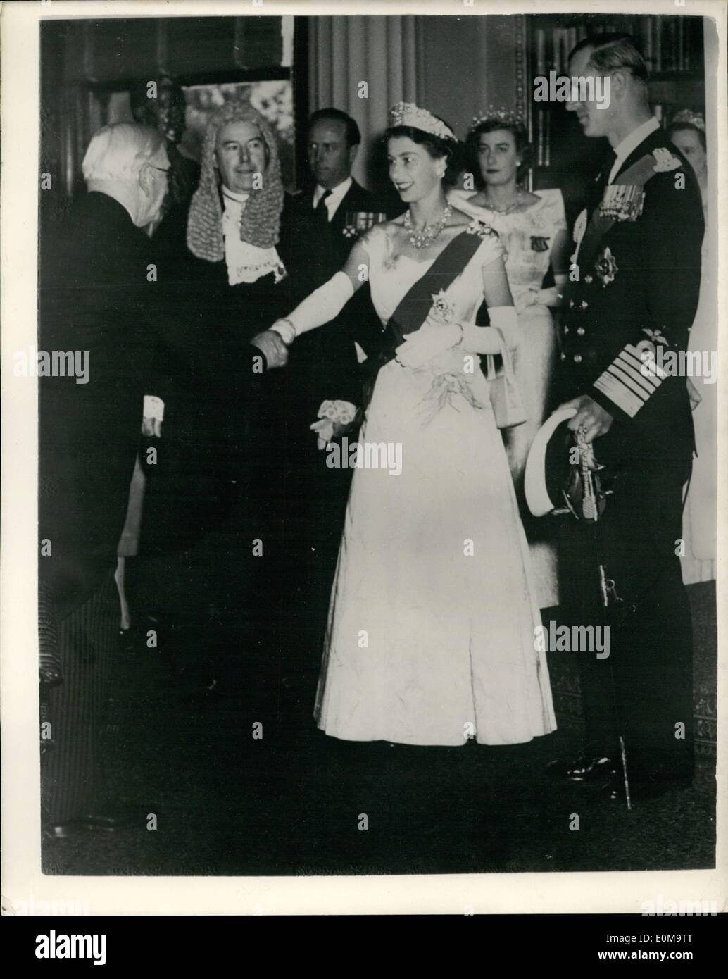 Mar 03, 1954 - Royal Australian Tour.. La regina si apre il Parlamento a Melbourne.. foto mostra:- Consigliere M.P. McLeod bein Foto Stock