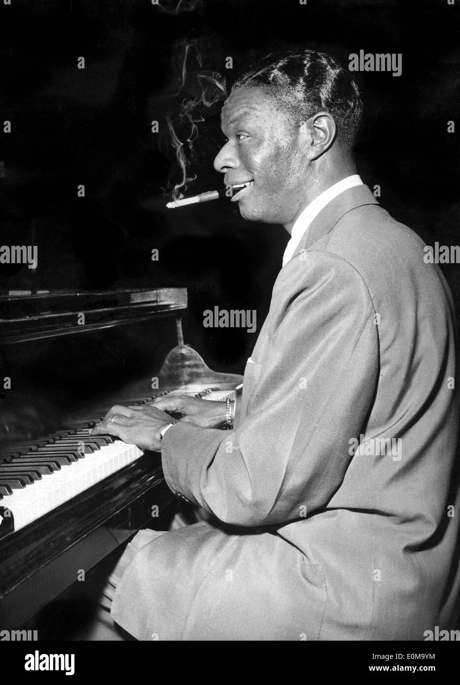 Nat King Cole suonare il pianoforte presso il Palais De Chaillot a Parigi Foto Stock