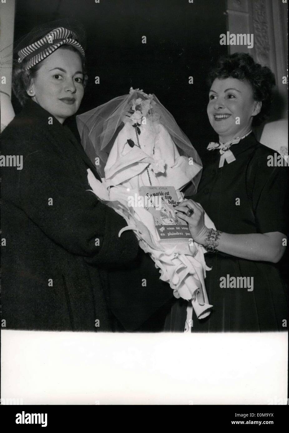 Apr. 30, 1954 - attrice e romanziere: Odette Joyeux (a destra), la famosa attrice francese e autore di un romanzo ''La Mariee Est Trop Belle'' (la sposa è troppo bello) mostra la bambola vestita come una sposa per Olivia de Havilland chi è stato uno degli ospiti presso la reception ha tenuto ieri. Foto Stock