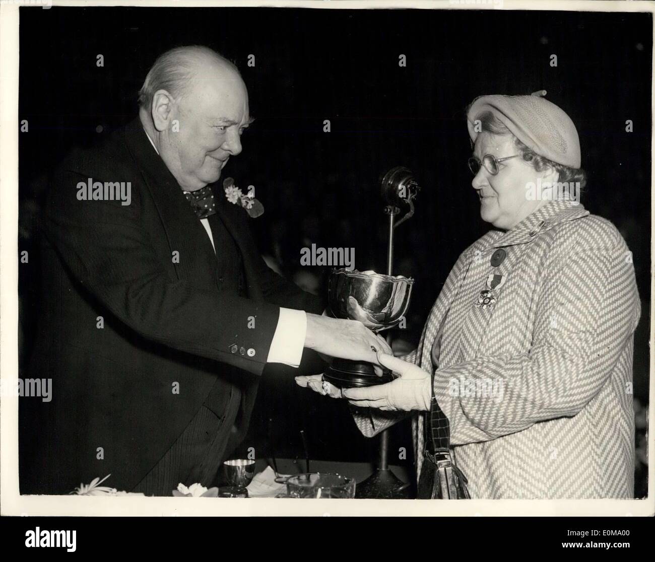 Apr. 30, 1954 - Primo Ministro assiste Primrose League incontro presso la Royal Albert Hall: Sir Winston Churchill questo pomeriggio ha presieduto il Grand abitare Incontro di Primrose League, presso la Royal Albert Hall. La foto mostra Mrs.Firenze E. Moreton di Nuneaton Warwickshire - riceve una tazza da Primi Ministri- per aver ottenuto il maggior numero di reclute per il movimento - durante la riunione di questo pomeriggio. Foto Stock