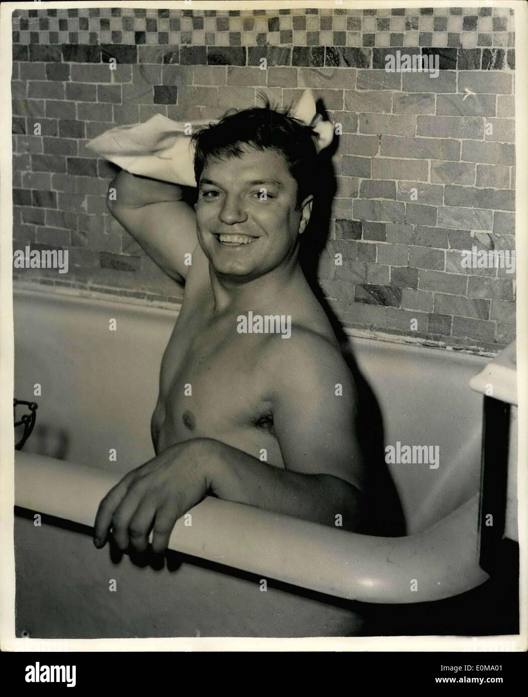 01 maggio 1954 - GU Mitchell torna a Londra. Il cantante dei cowboy ha UN Tub: Guy Mitchell il cantante americano dei cowboy Songs - che è qui per un tour provinciale - era da vedere al Savoy Hotel. Spettacoli fotografici facendo un bagno - al Savoy Hotel è 'Tough Guy' GU Mitchell. Foto Stock
